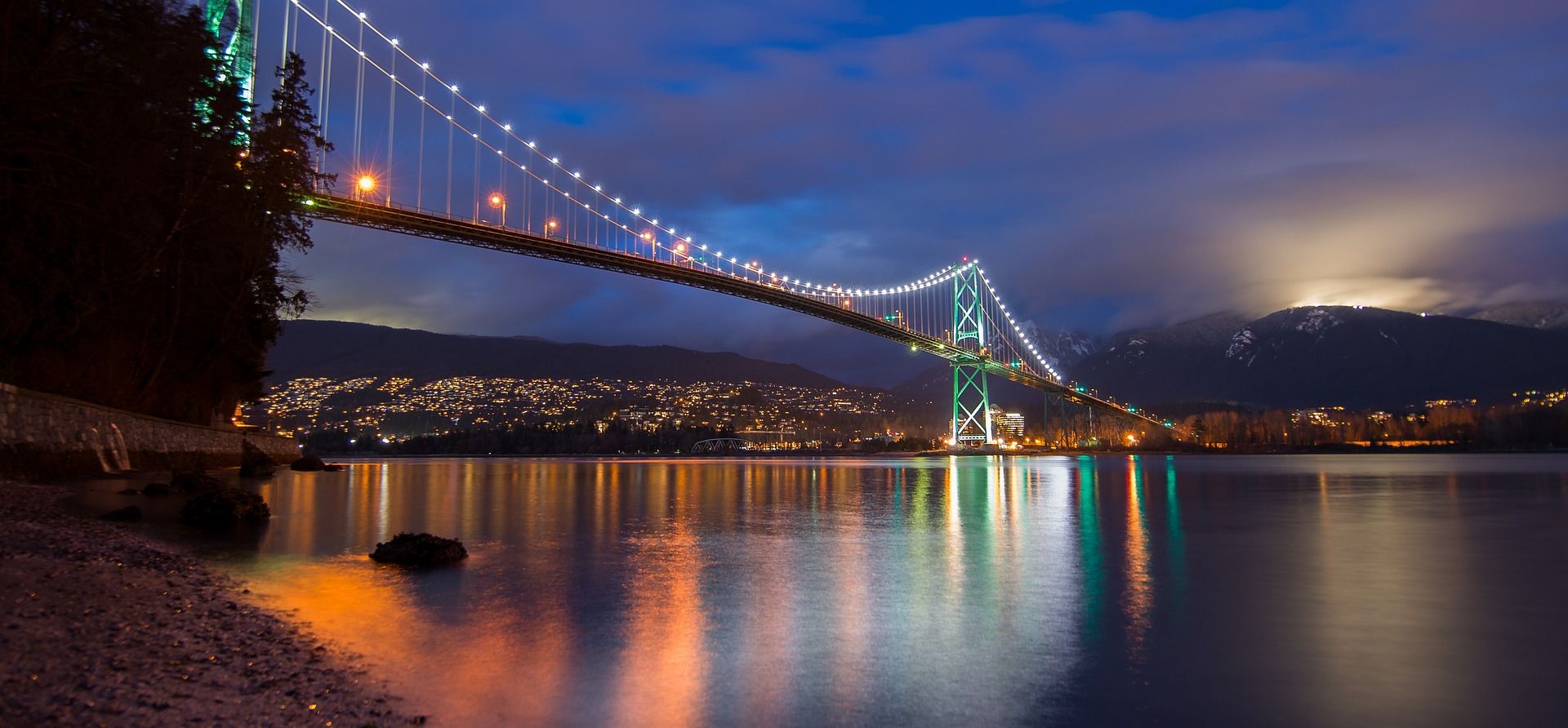 Iluminação noturna do corpo d'água da Bridge Vancouver
