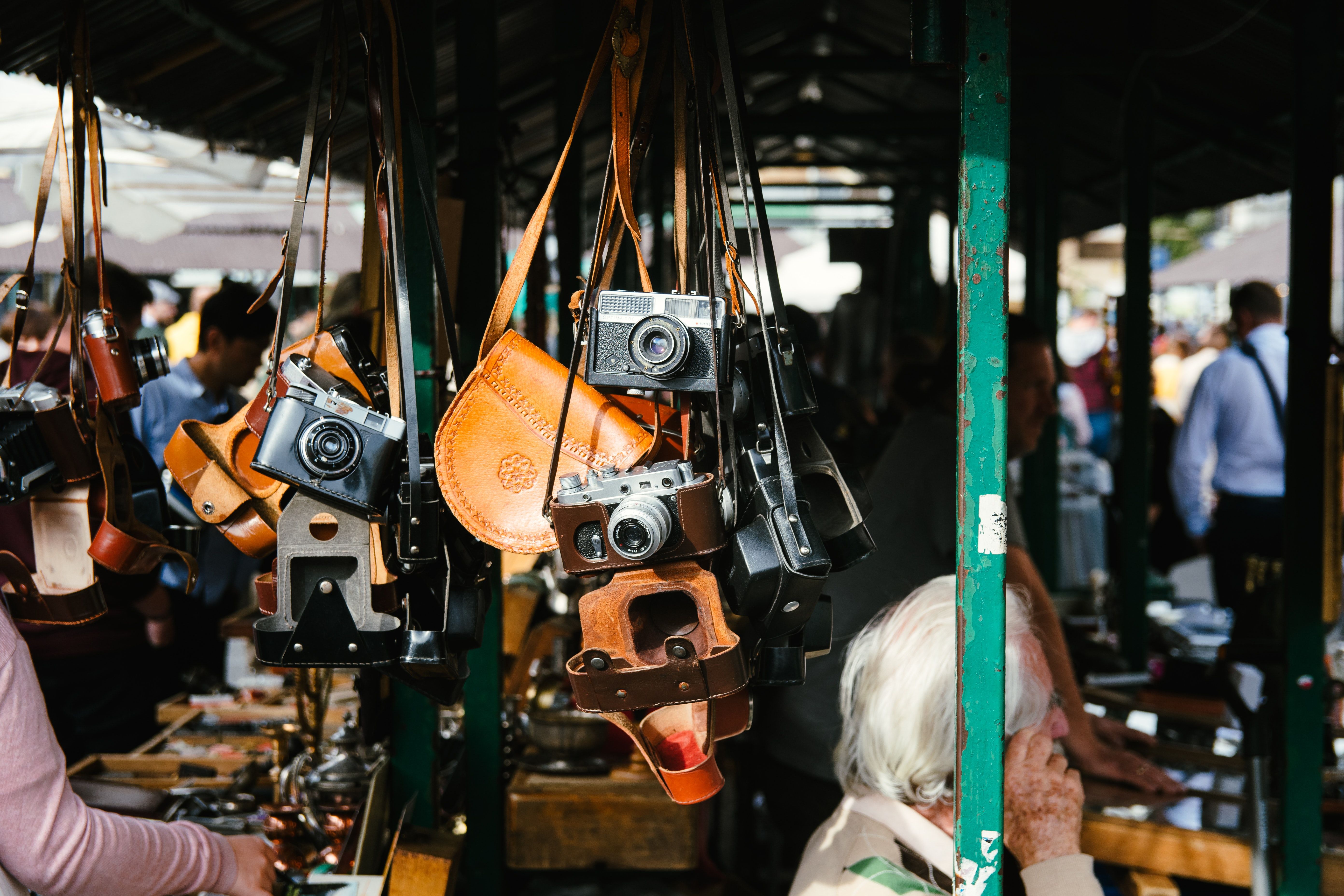Câmeras vintage à venda em uma barraca de mercado de pulgas