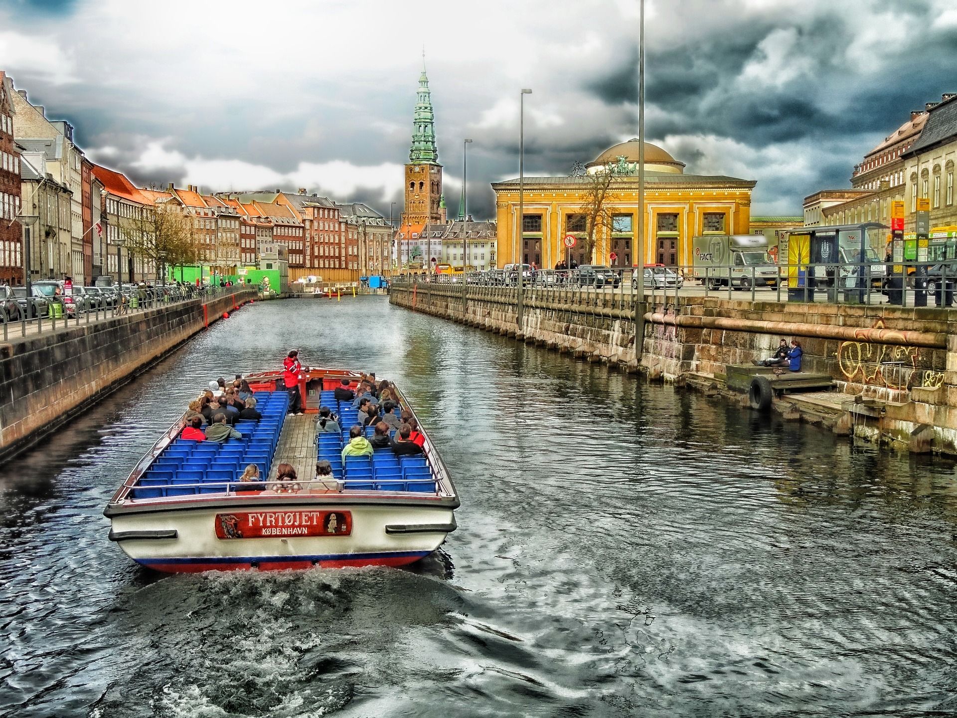 Passeio de barco pelos canais em Copenhague, Dinamarca