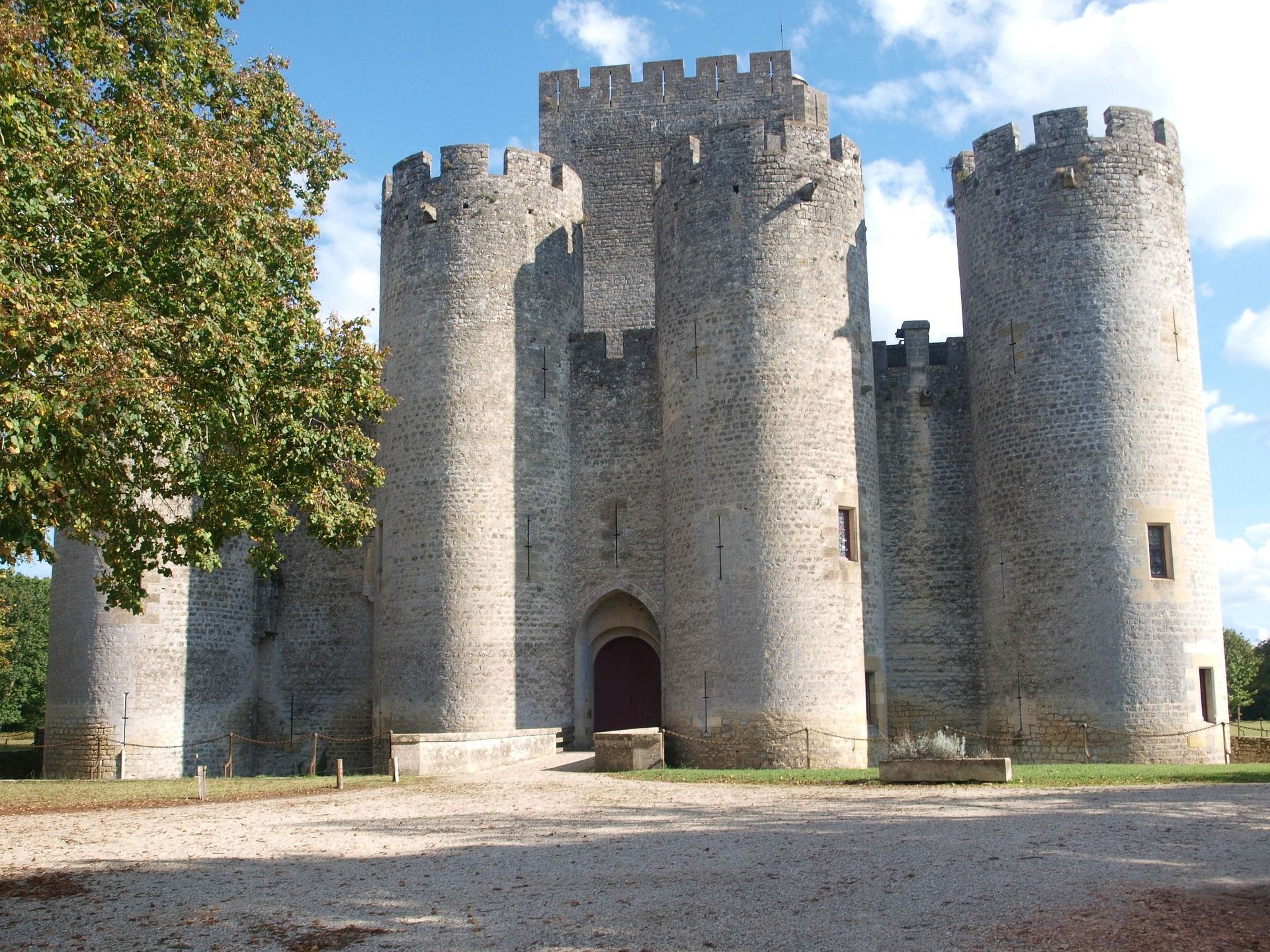 Château de Roquetaillade during day