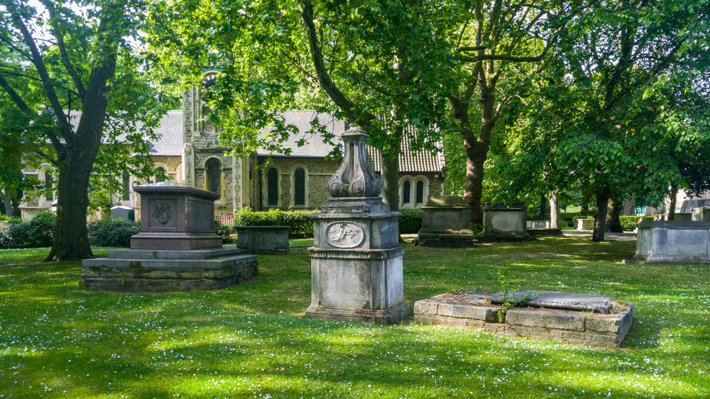 Igreja e túmulos no cemitério de St Pancras Old Church