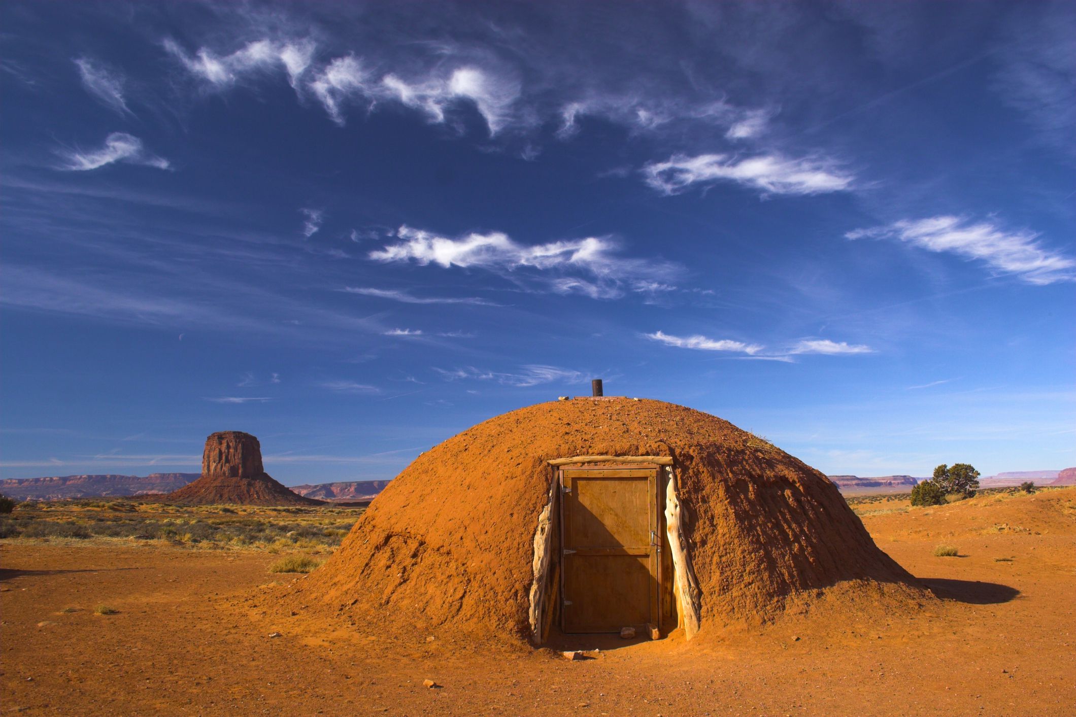 Casa Tradicional de Terra de Barro Vermelho Navajo