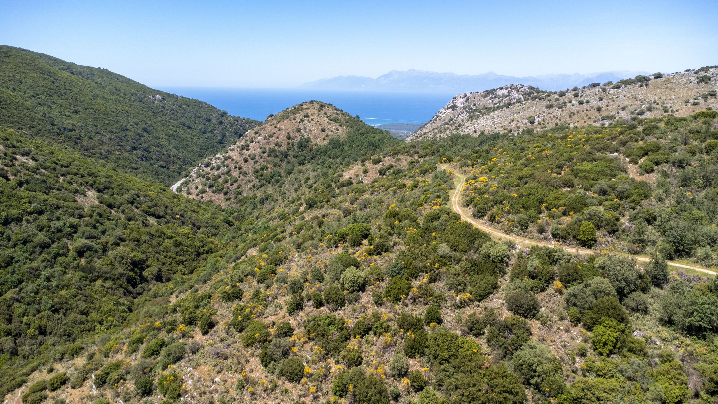 Vista aérea da trilha de Corfu na Grécia 