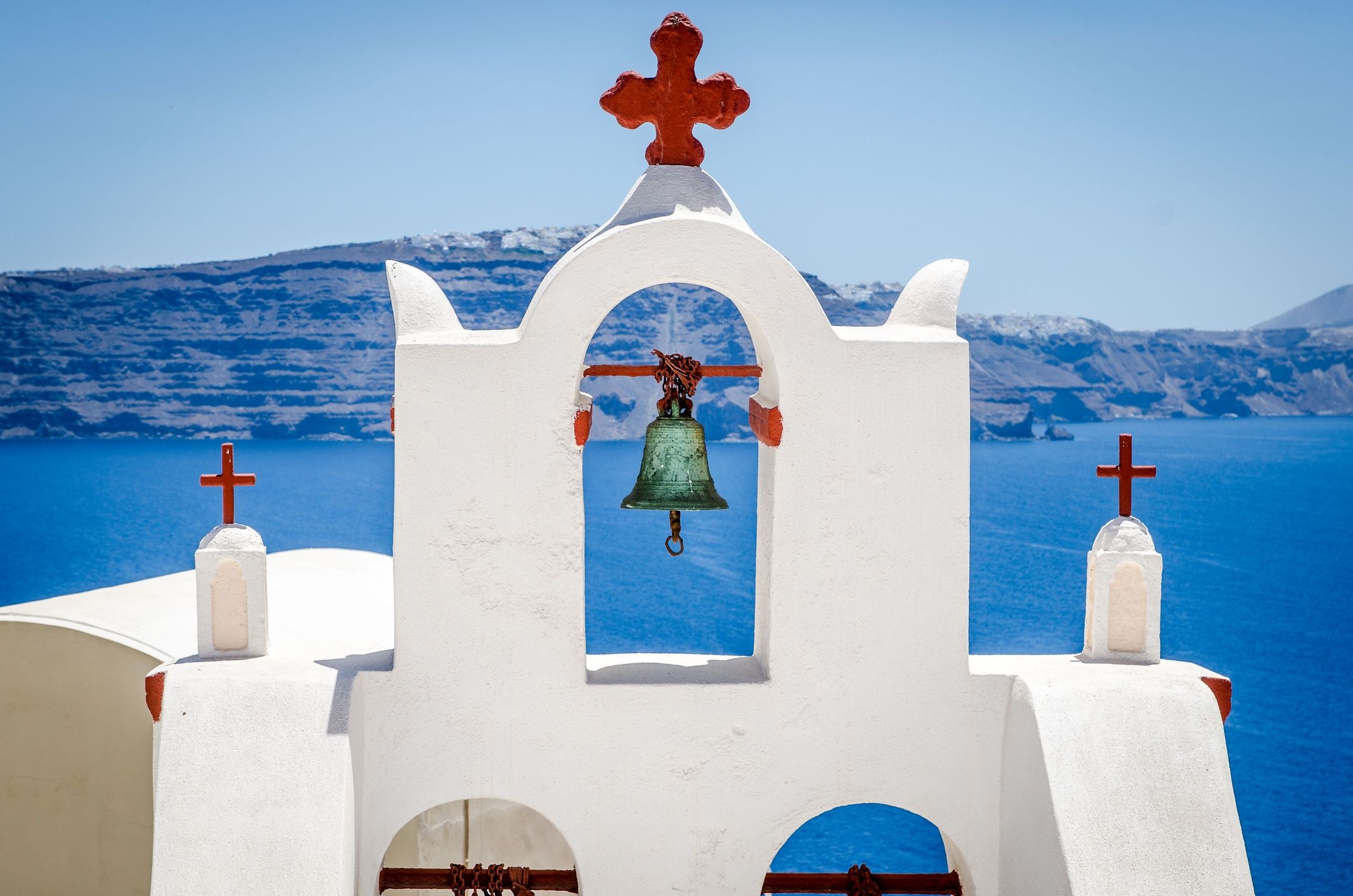 Vista de três sinos de Fira em Santorini, Grécia 