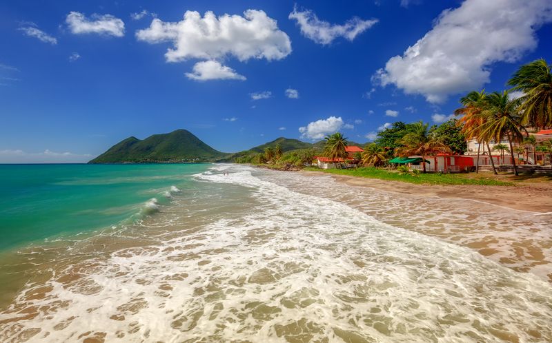   Praia de areia na Martinica, Caribe