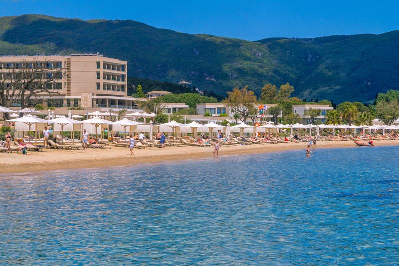 Vista do resort Dassia na ilha de Corfu, Grécia