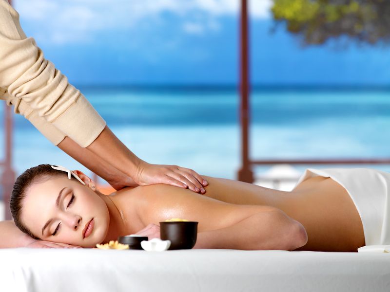 Mulher relaxante tendo uma massagem