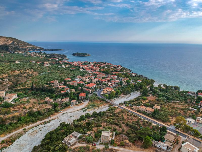 Vista aérea da bela vila costeira de Kardamyli, Grécia