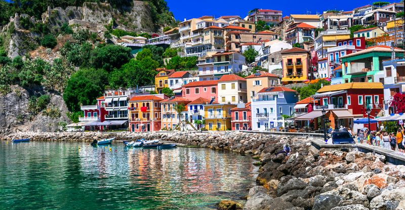 Colorida cidade costeira Parga na Grécia