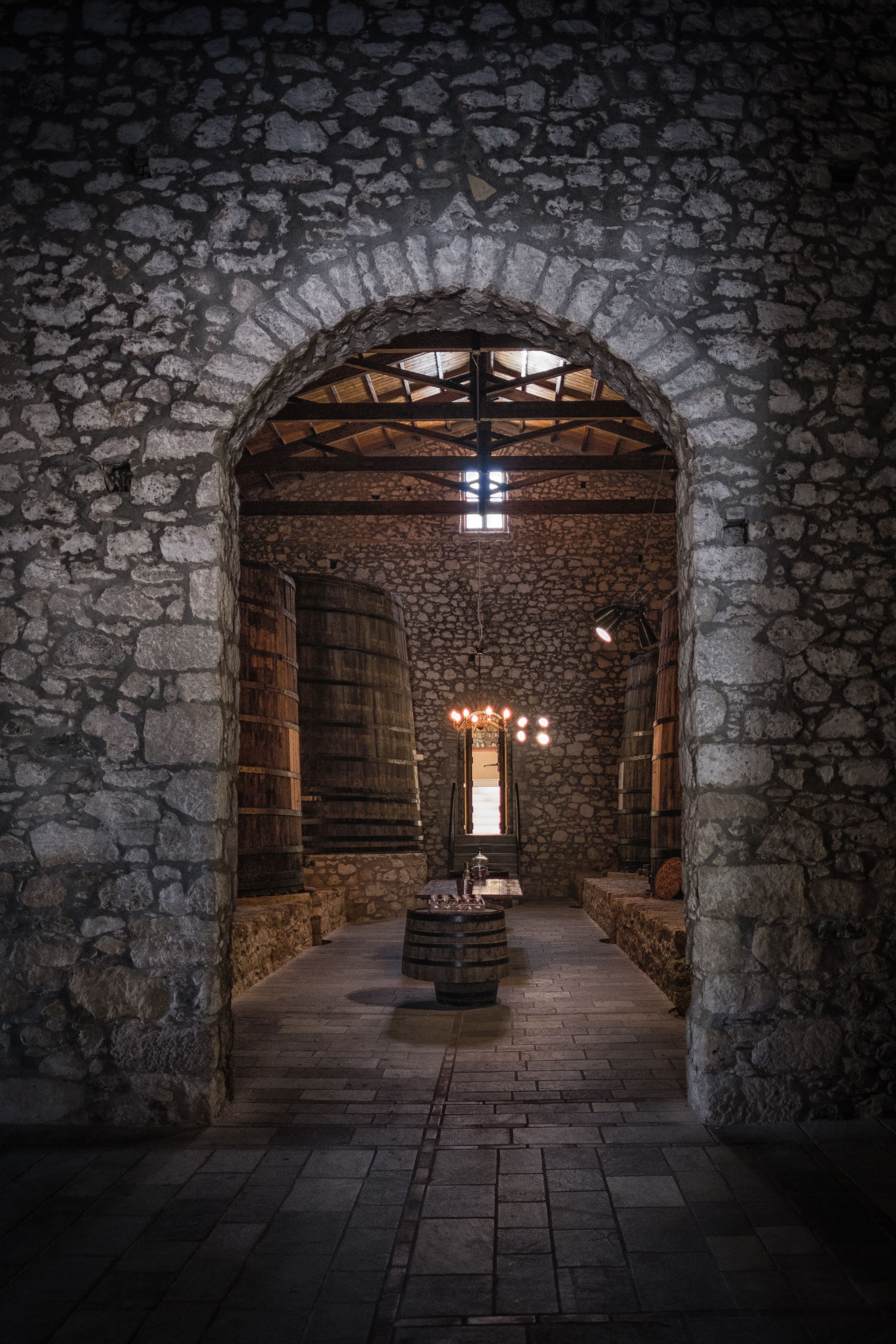 Um armazém de barris de vinho que armazena vinho local de Samian