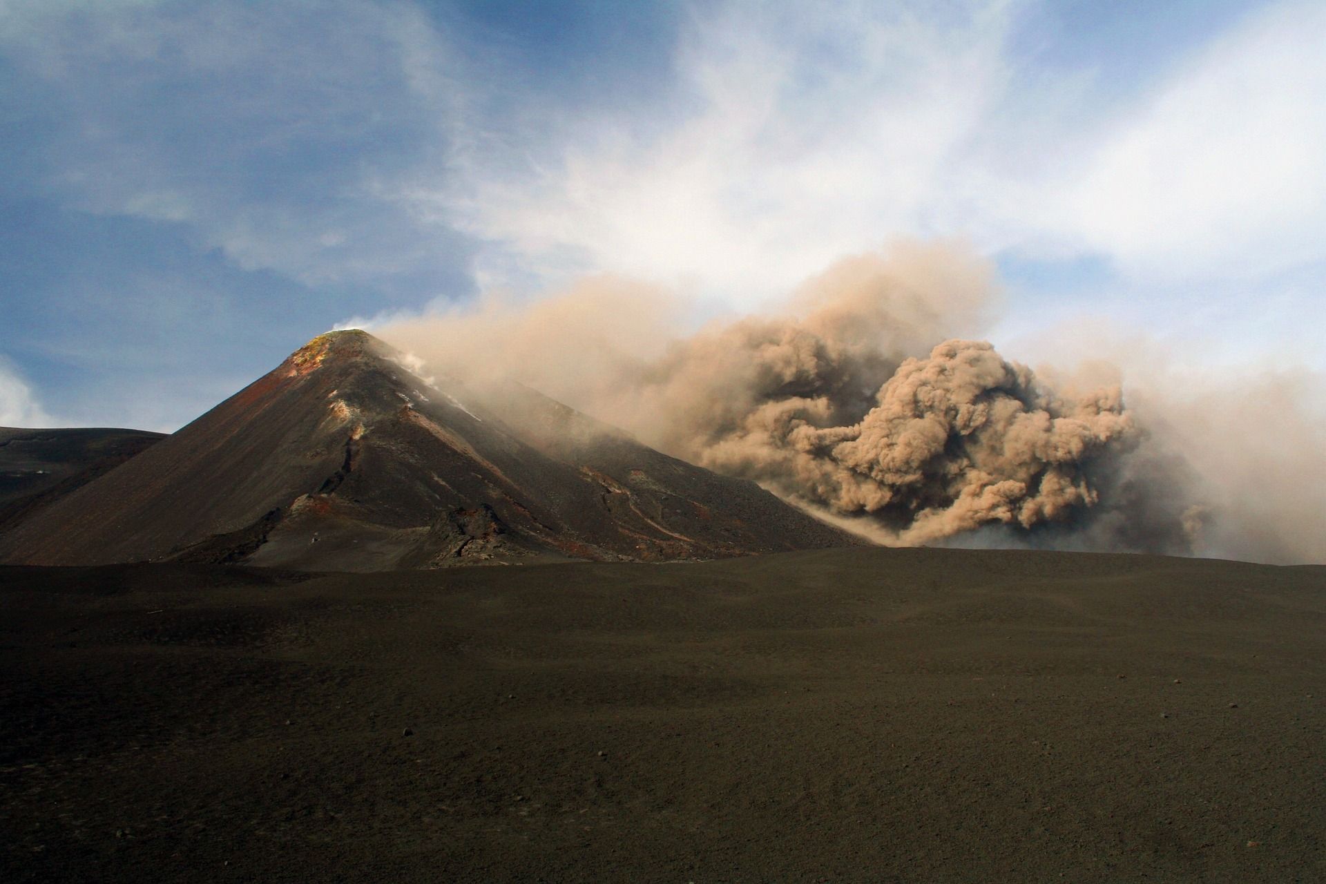 Erupção do Monte Etna através da trilha de caminhada Monte Nero- Nuova Gussonea Botanical Garden