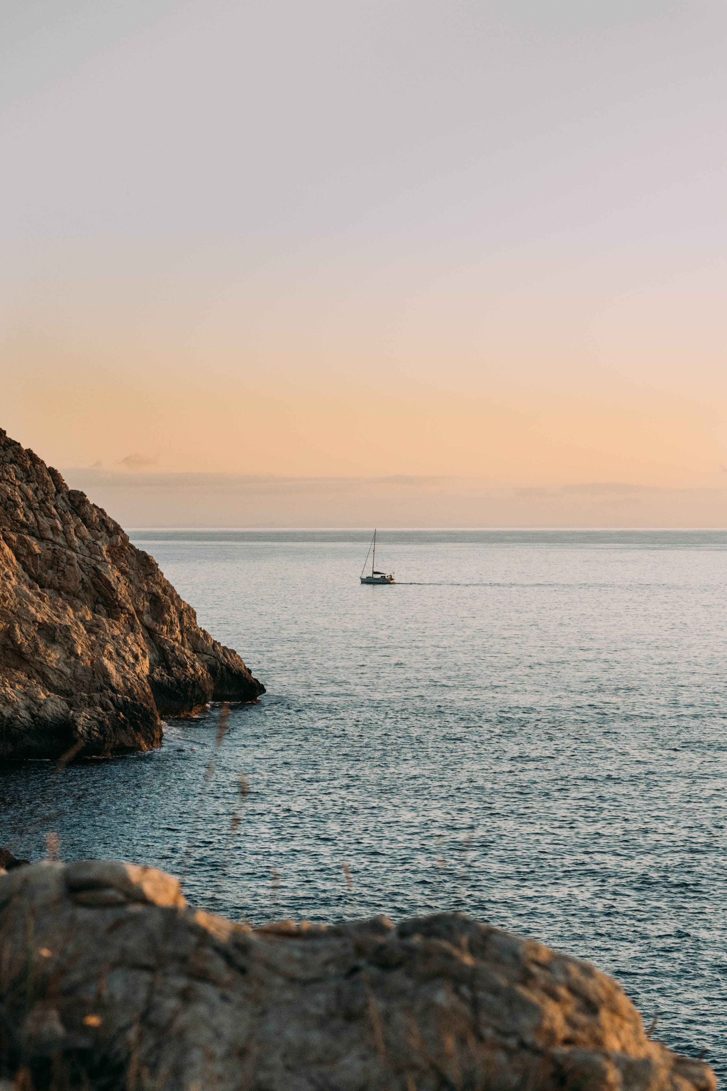 Uma vista do oceano ao pôr do sol em Mallorca, Espanha