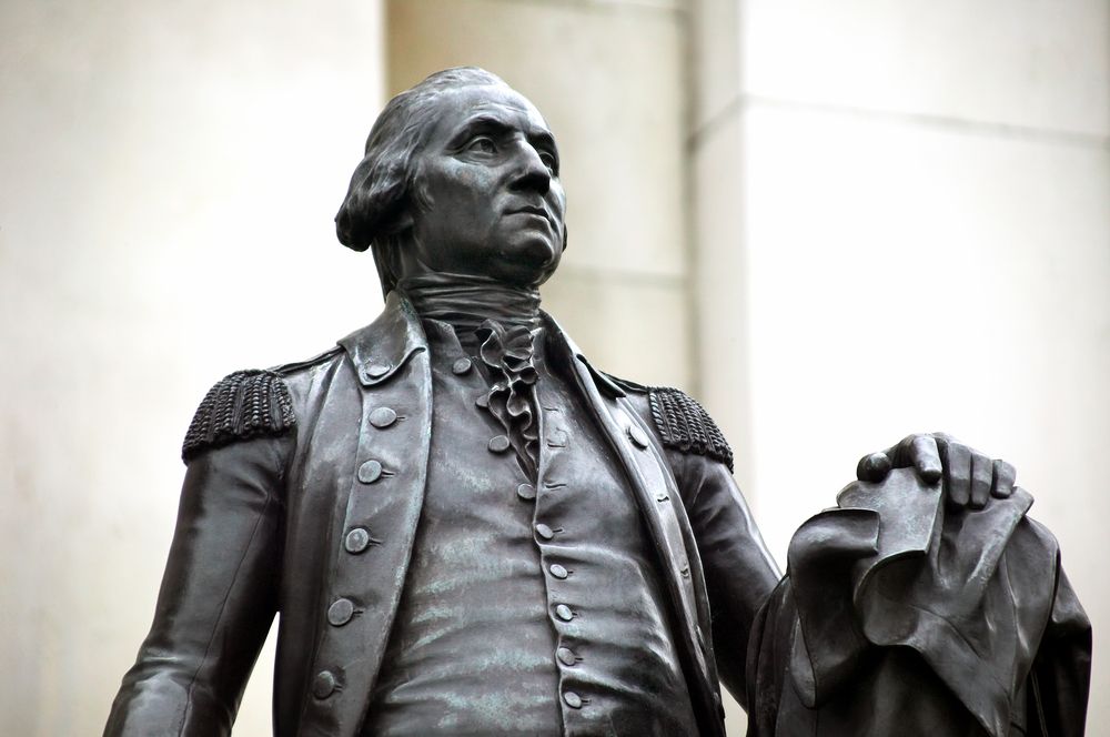 Estátua de George Washington erguida