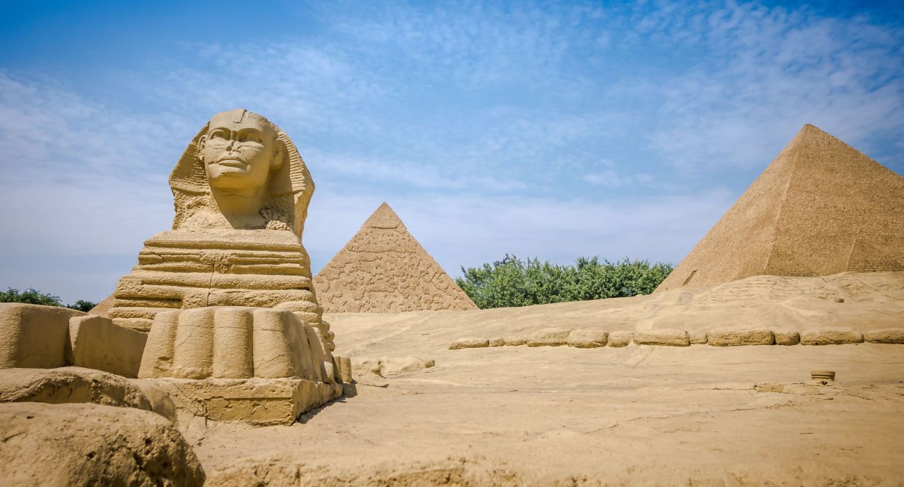 Great Sphinx of Giza and pyramids replicas in Window of the World
