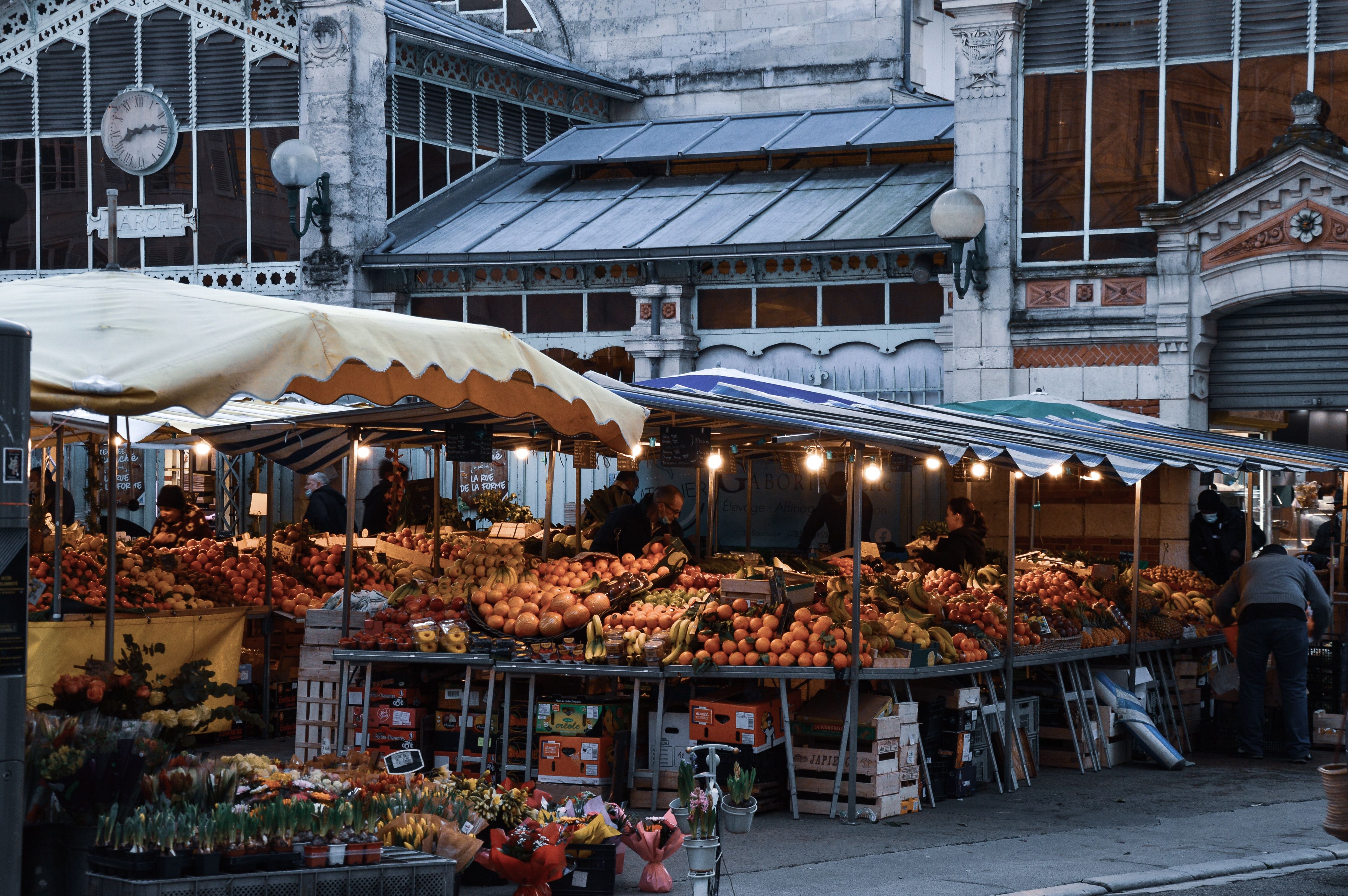 mercado de jade-marchProduce no centro da cidade de La Rochelle