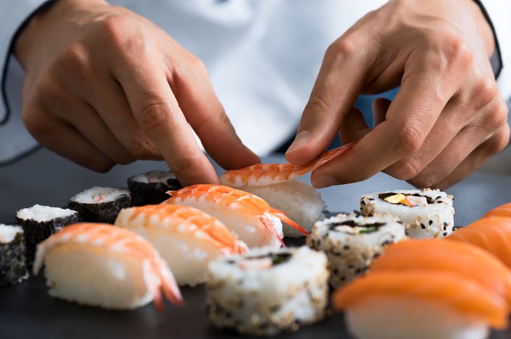 Chef japonês fazendo sushi no restaurante