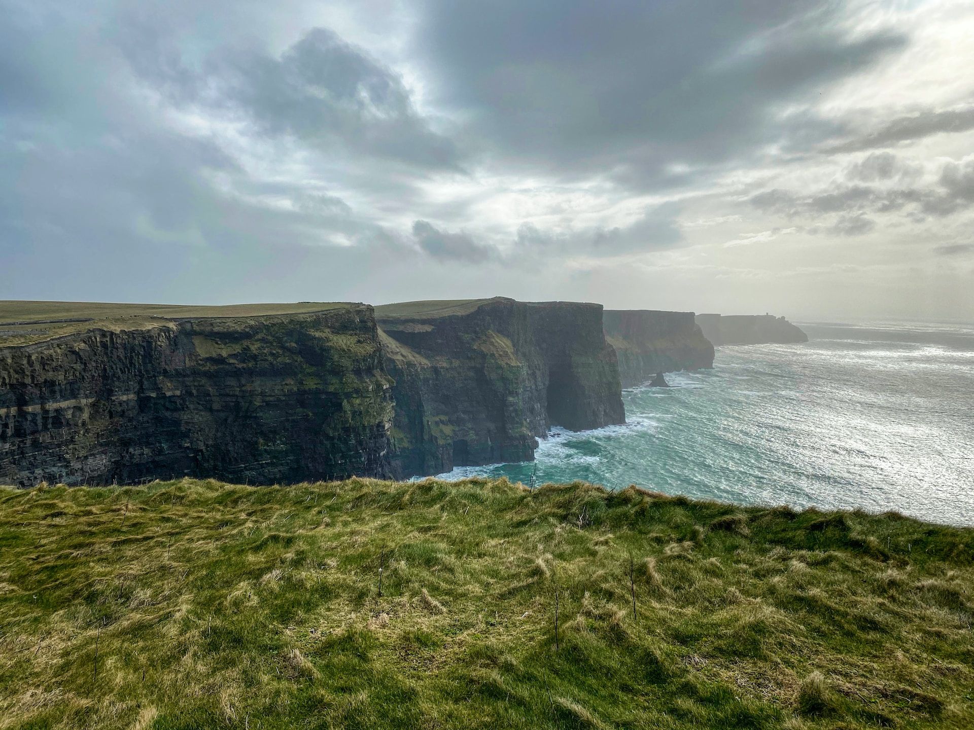 Flat and grassy cliffs during a cloudy day