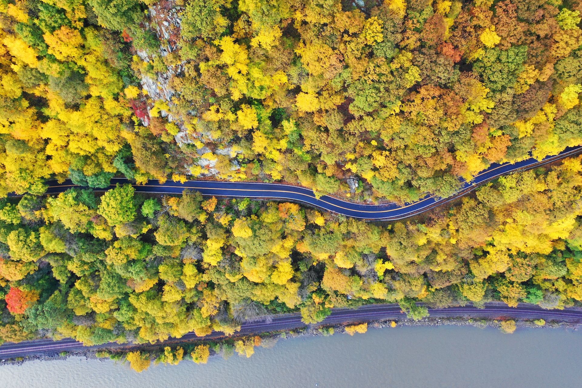 Cores da folhagem de outono e uma estrada em Cornwall-on-Hudson, perto das montanhas Shawangunk, no Vale do Hudson, Nova York
