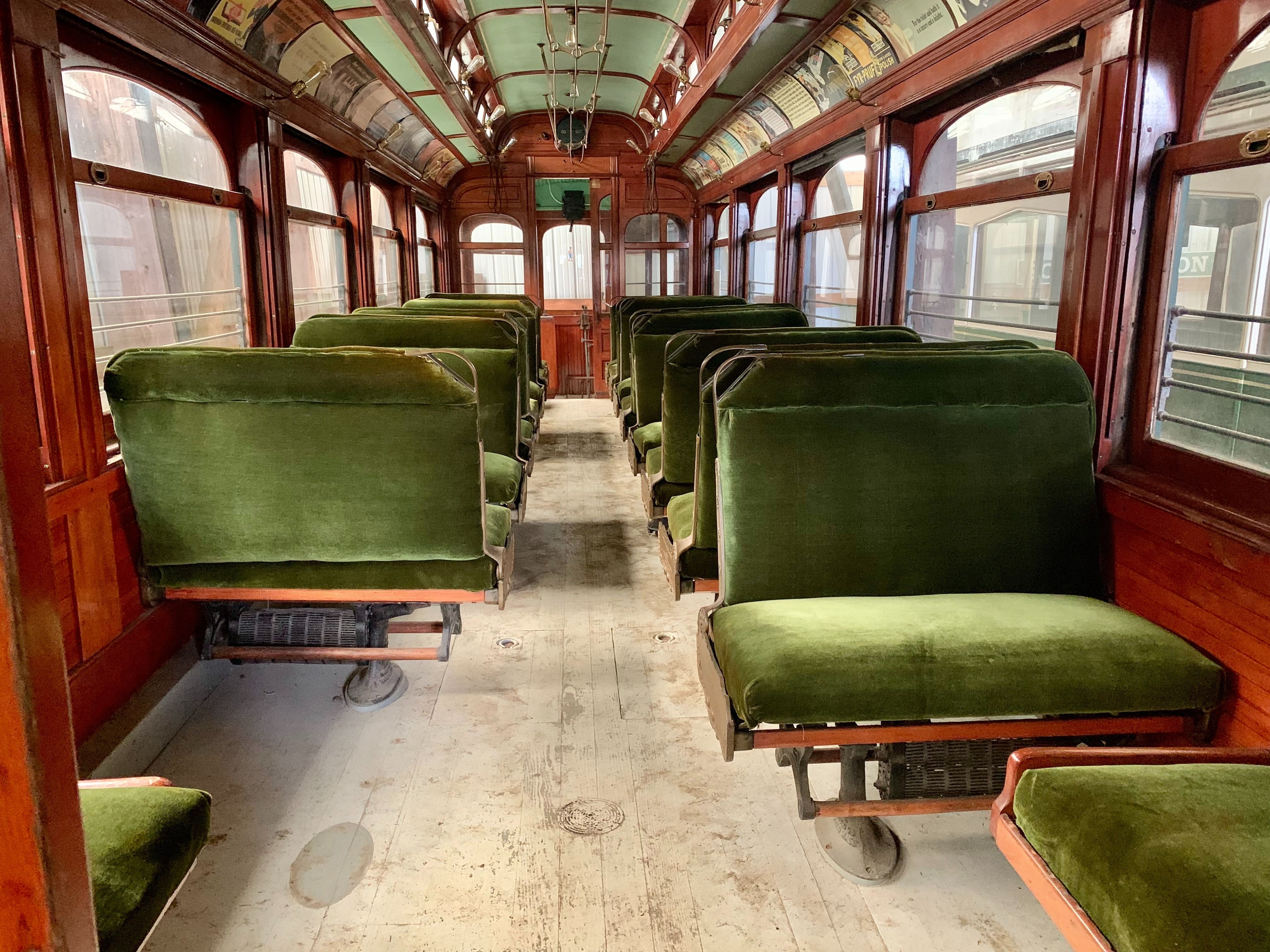 assentos de veludo verde em um carrinho vintage