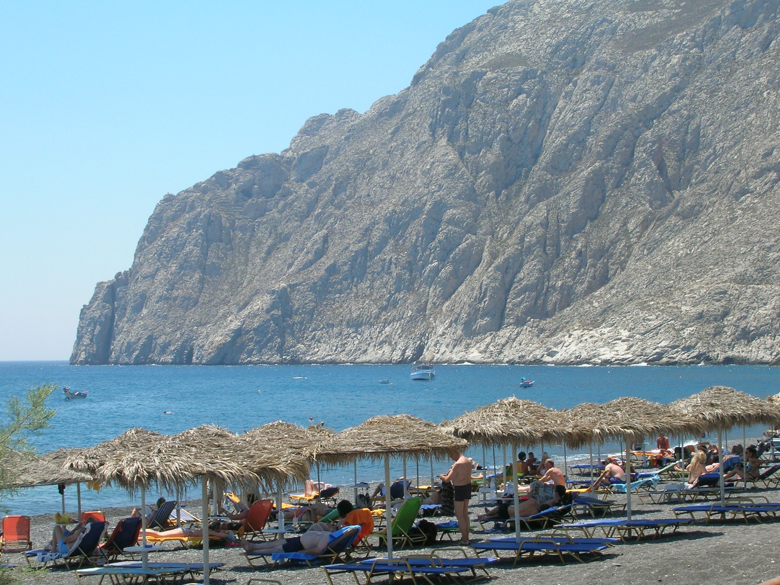 Praia de Kamari em Santorini, Grécia