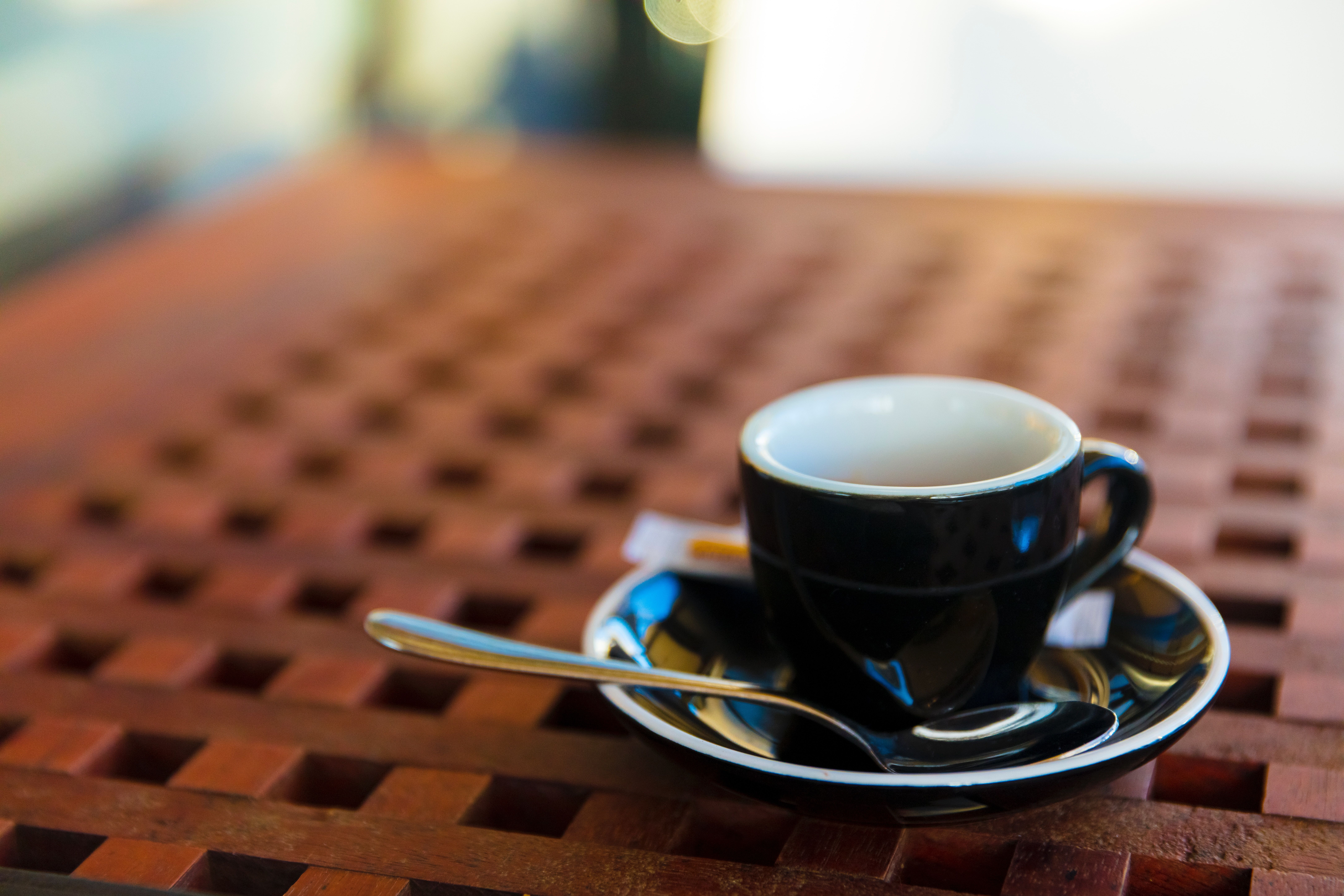 Xícara de chá preto em uma mesa na Nova Zelândia 