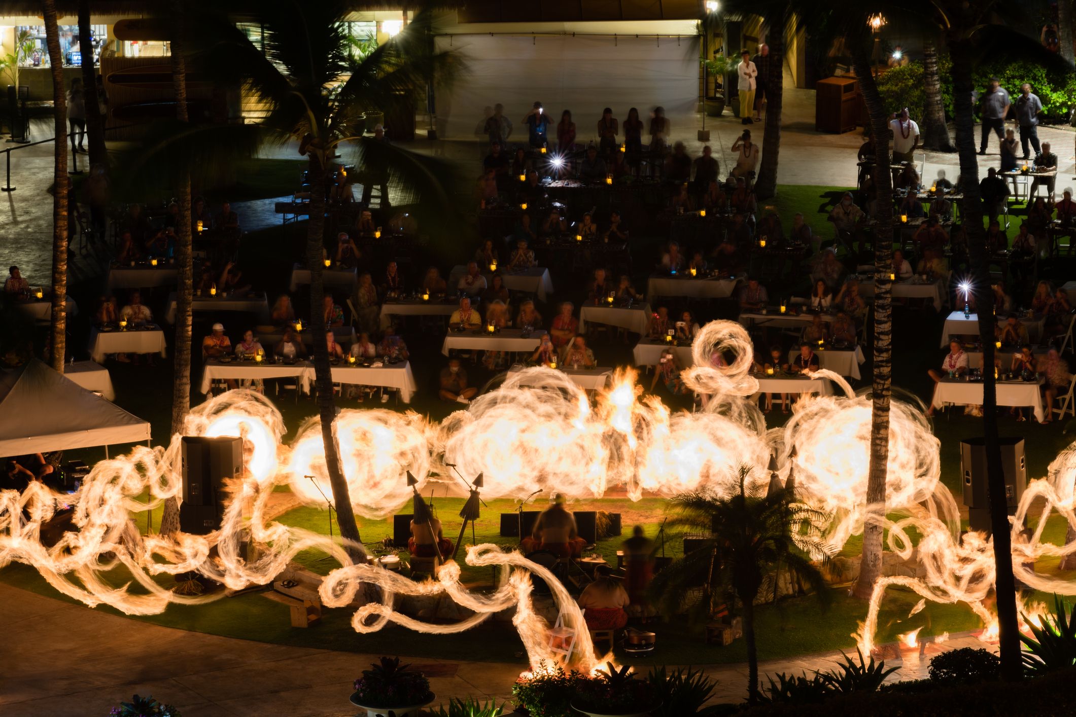 Luau e uma apresentação de dança do fogo em Oahu, Havaí