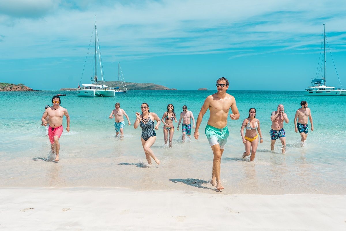 Grupo de amigos correndo em uma praia na praia de Culebra