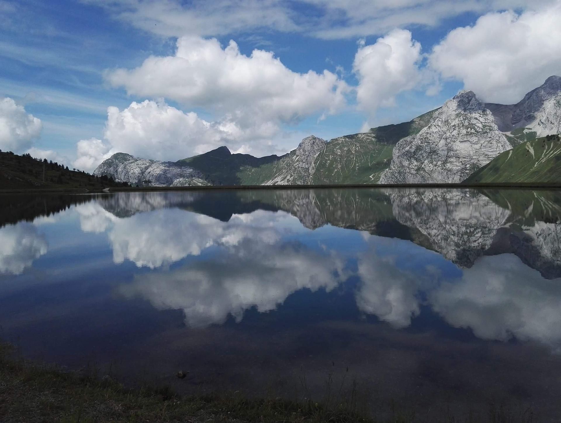 Reflexão da montanha e das nuvens em um lago