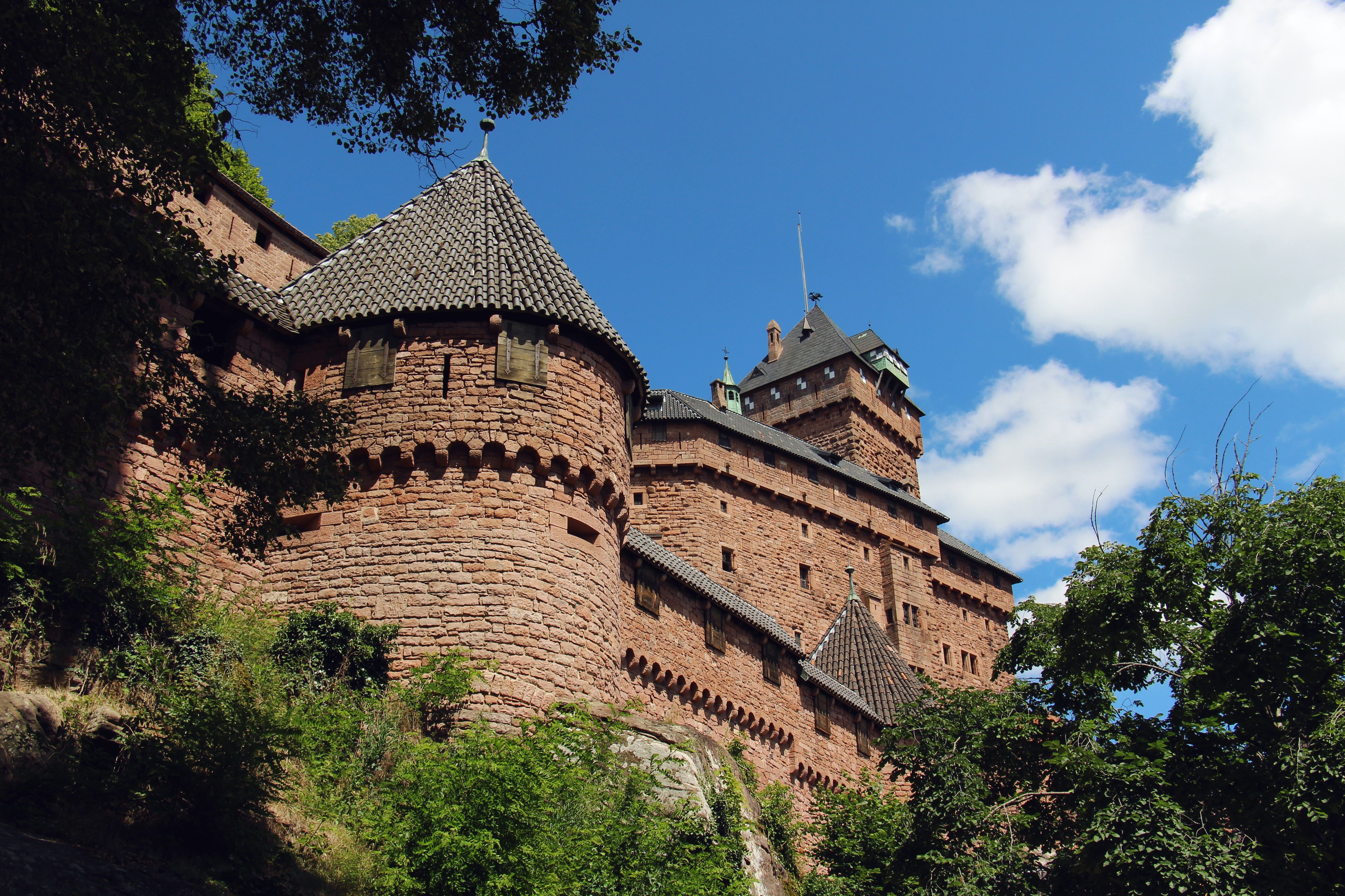 A photo of the castle of Haut Koenigsbourg during mid-day. 