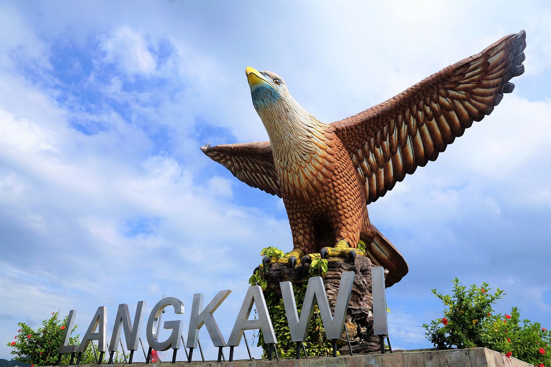 Foto de um monumento de águia em Kuah, Malásia