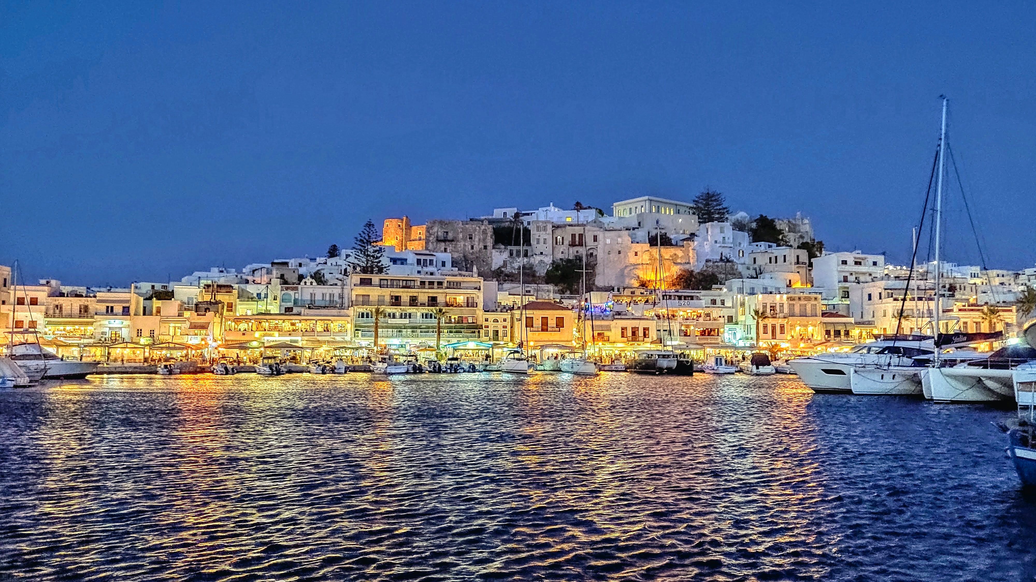 visão noturna da cidade de Naxos