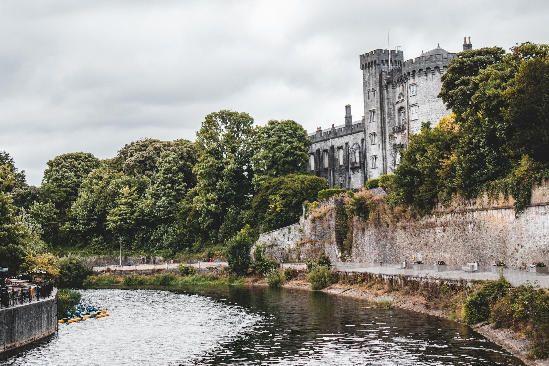 Castelo de Kilkenny atrás de um rio, Irlanda
