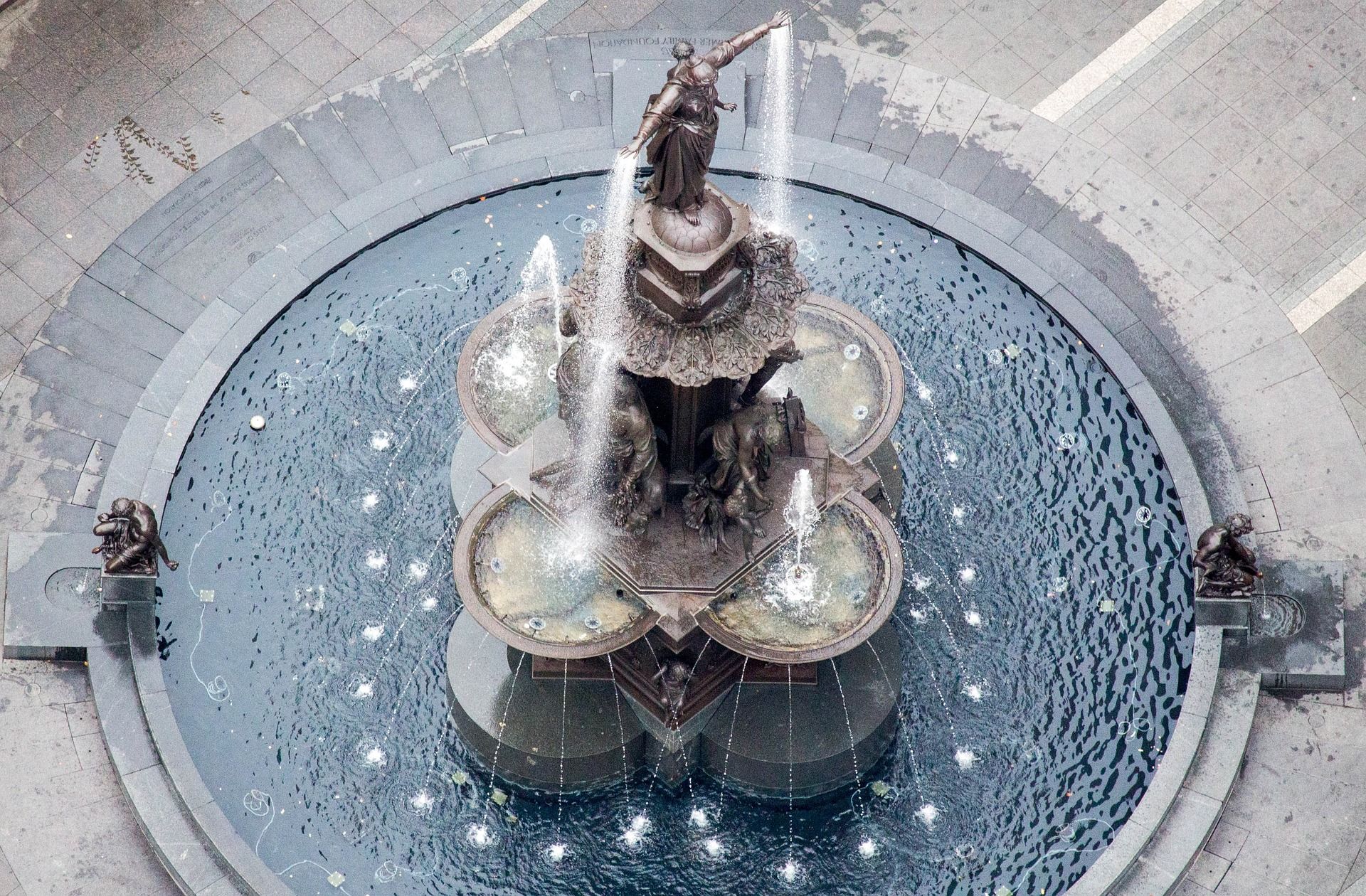 Água da estátua da praça da fonte em Ohio 