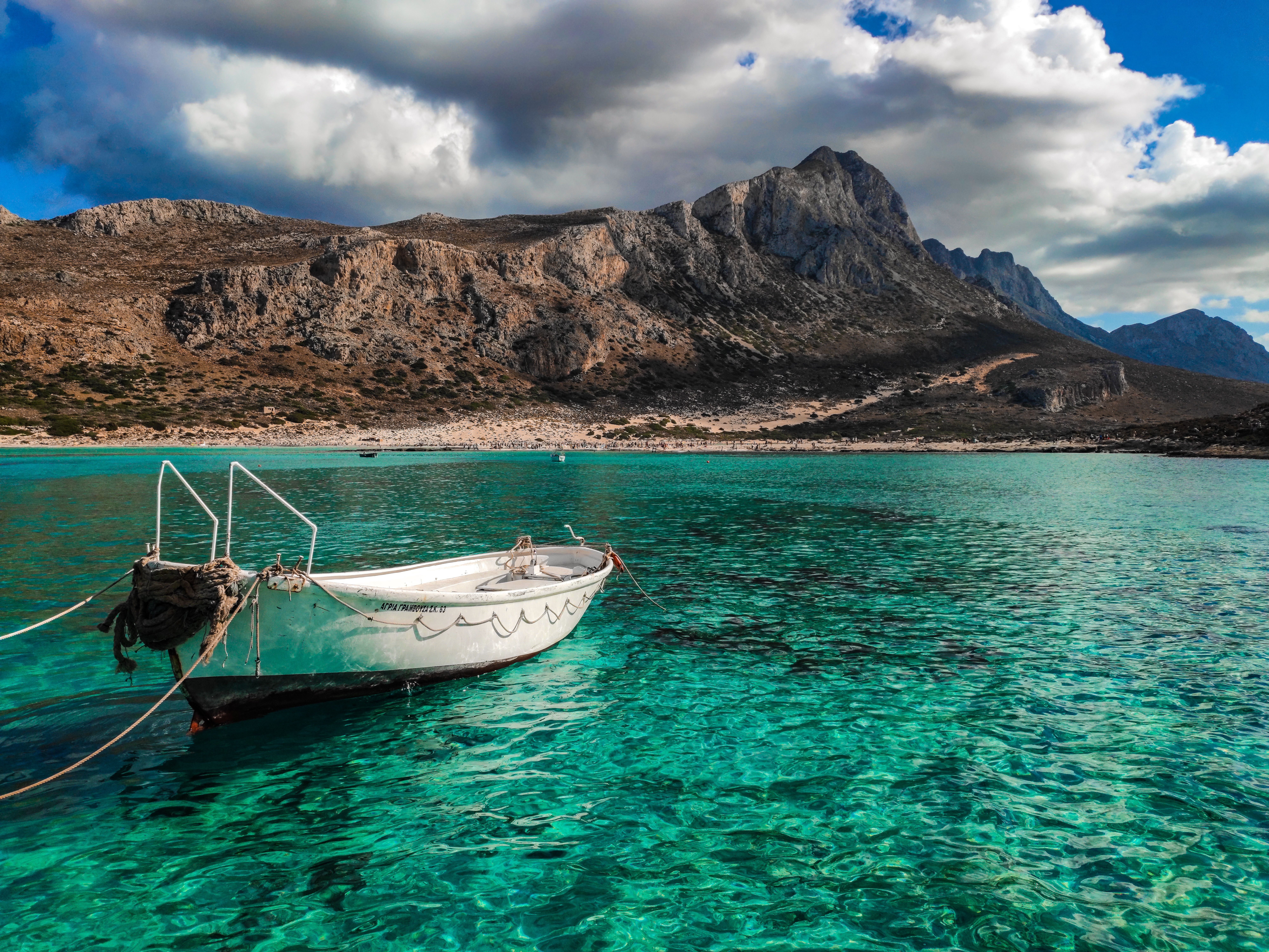 Belas águas da costa de Creta com um barco 