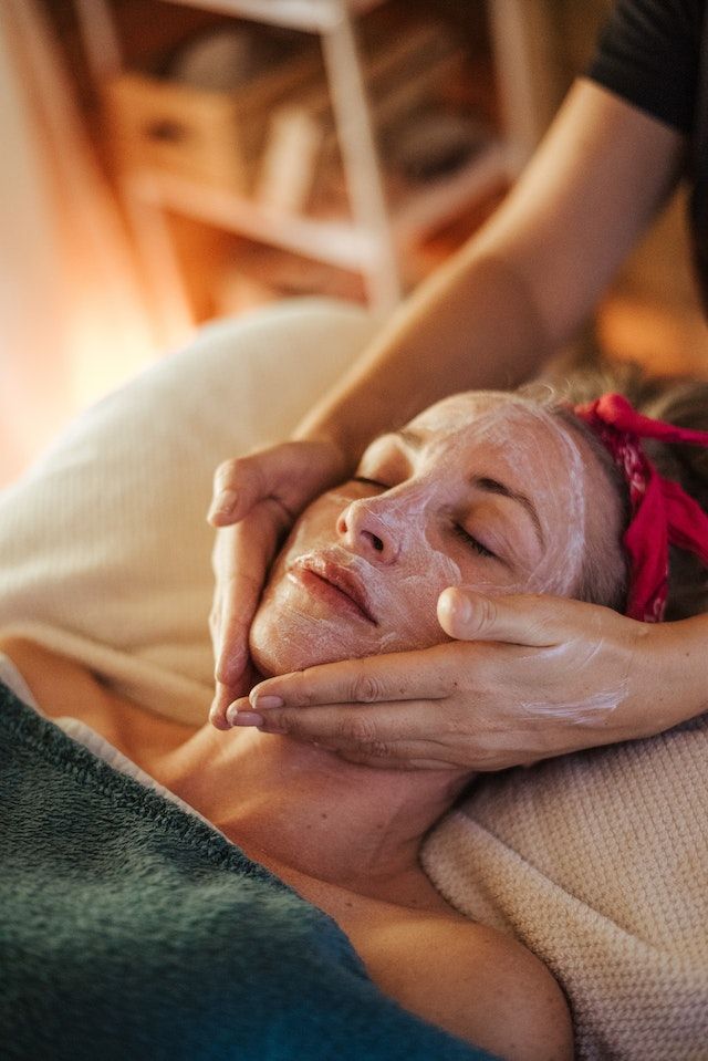 Fêmea recebendo um tratamento de massagem 