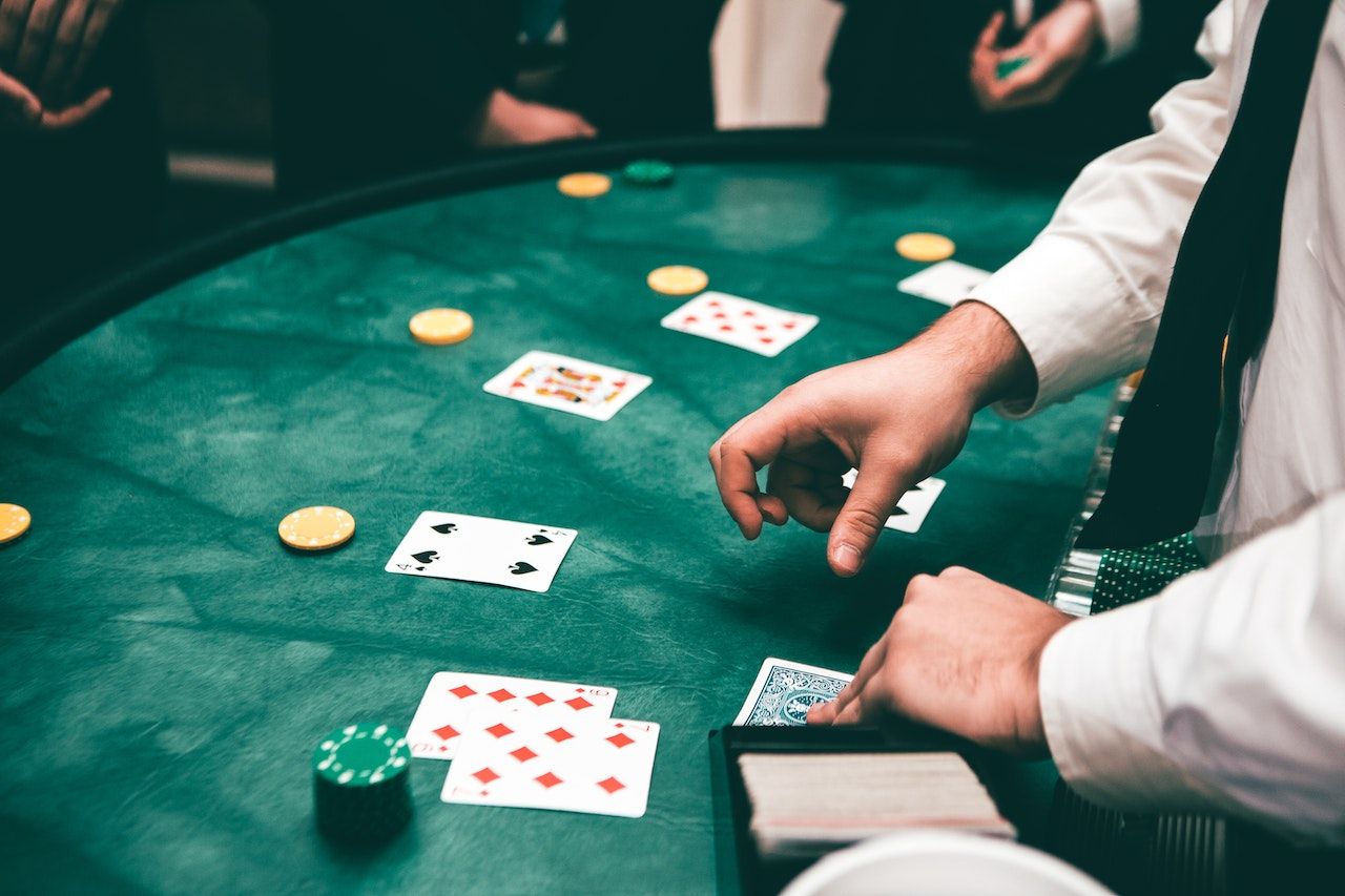 Pessoas jogando pôquer em um cassino