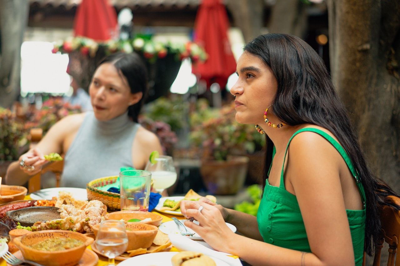 Duas mulheres desfrutando de uma refeição em um restaurante