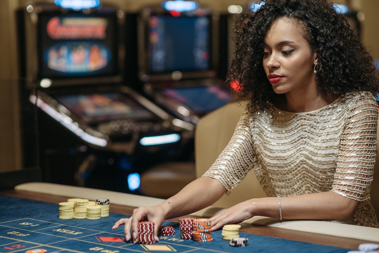 Uma mulher apostando em uma pilha de fichas em uma mesa de jogo
