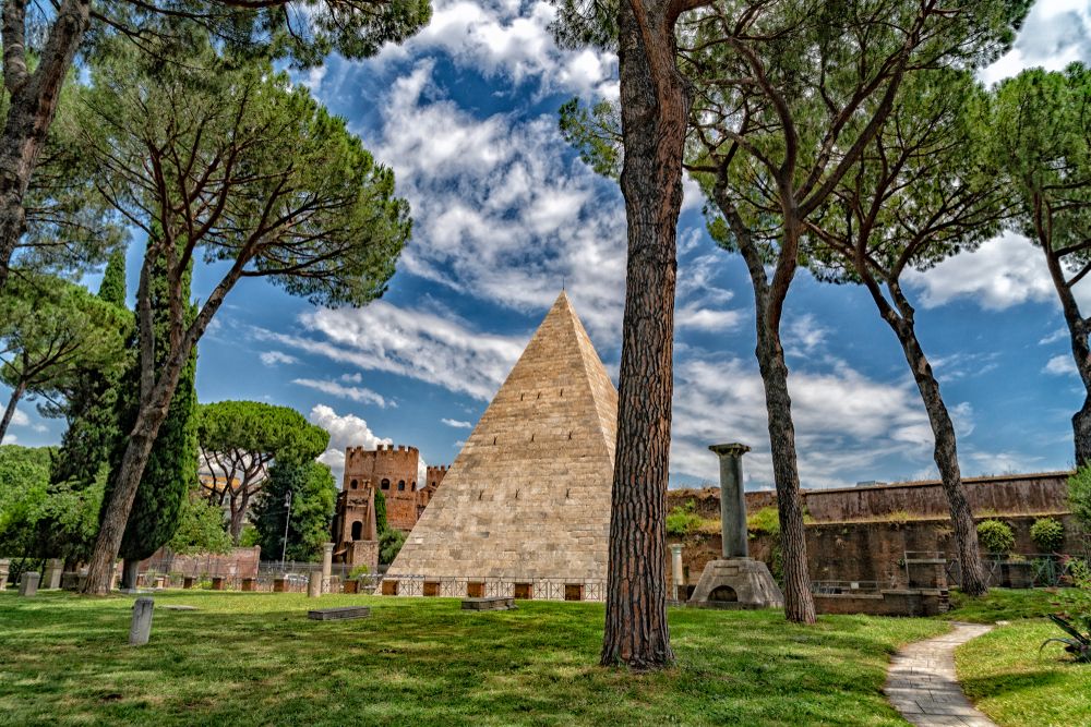 Pirâmide de Cestius em Roma no dia ensolarado