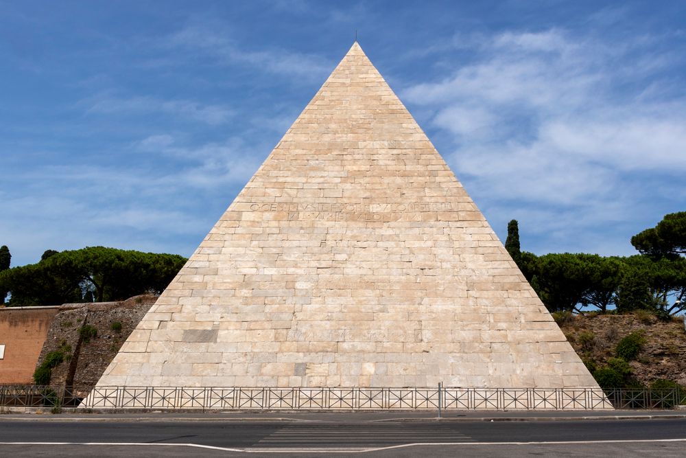 Pyramid of Cestius (Piramide di Caio Cestio oder Cestia) in Rome