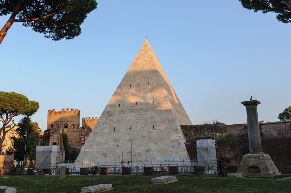 Pirâmide de Cestius com paredes antigas