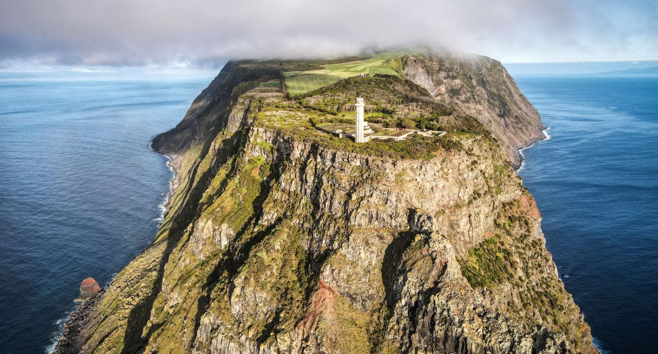 Comment les spectaculaires falaises volcaniques de Sao Jorge en font ...