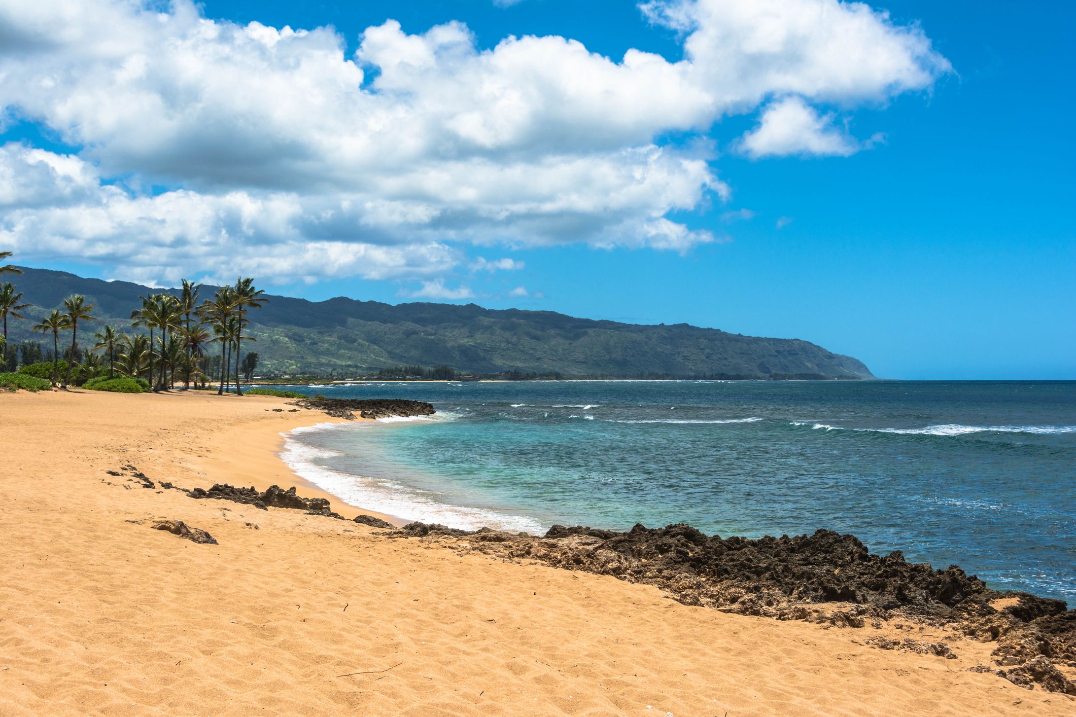 Uma praia de areia ao longo da costa de North Shore, Oahu, Havaí