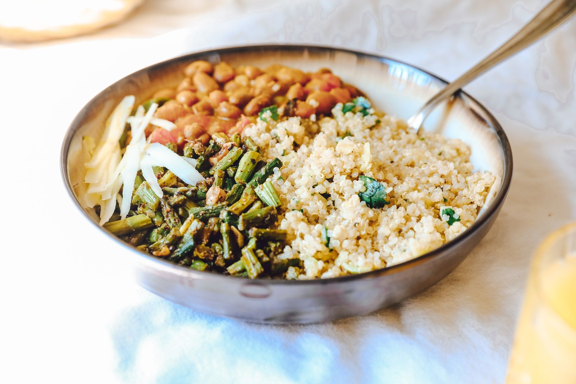 Uma tigela de quinoa, legumes e feijão