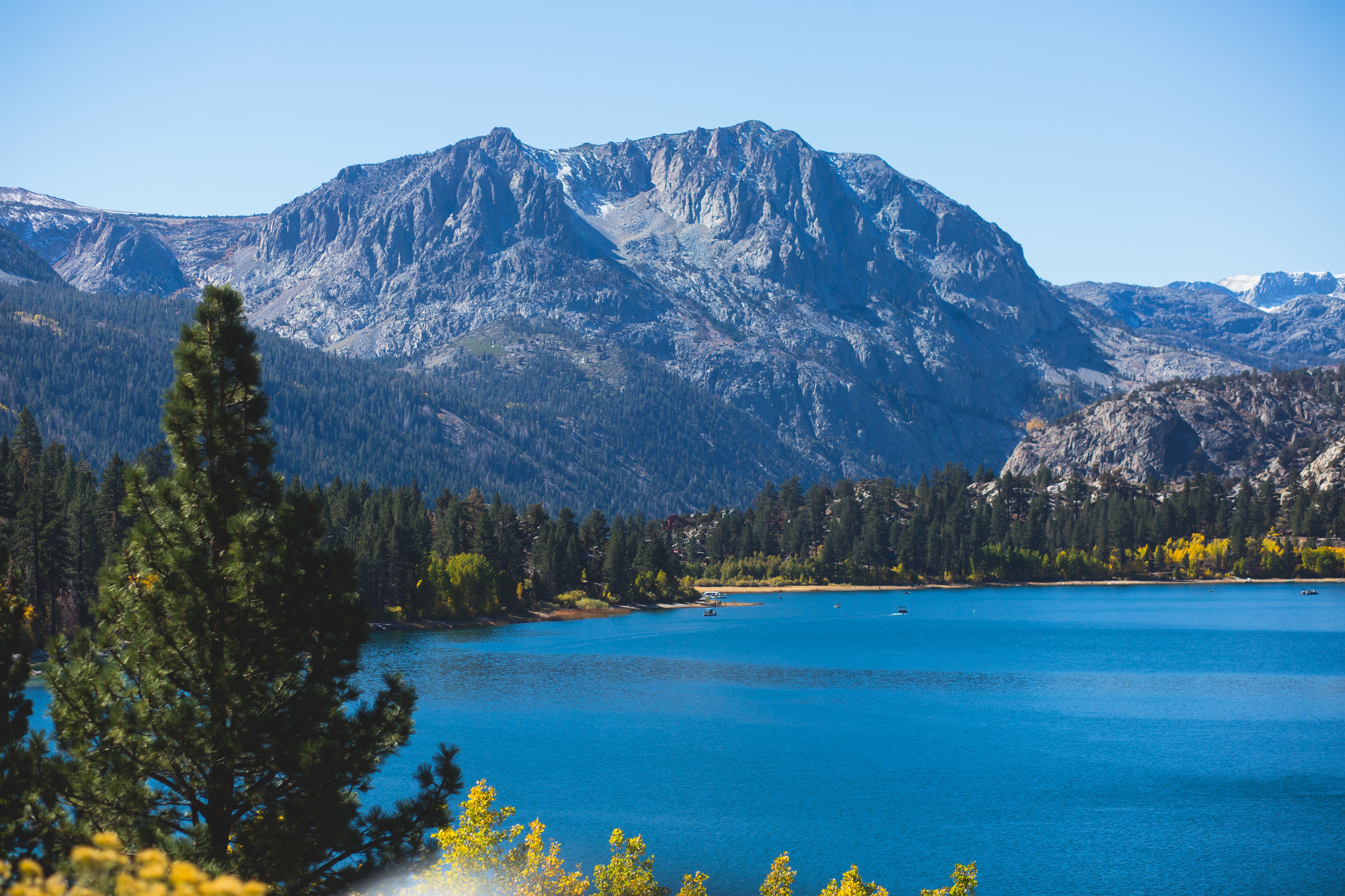 Bela vista panorâmica vibrante de June Lake, Califórnia