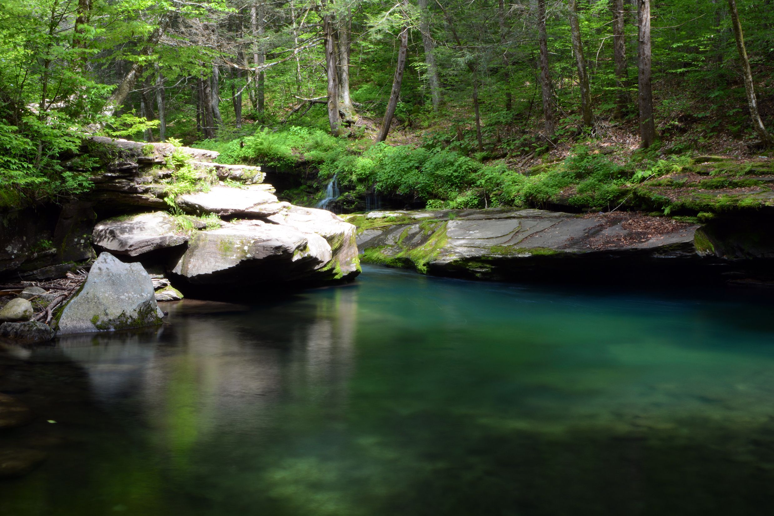 Peekamoose Blue Hole nas montanhas Catskill, norte do estado de Nova York