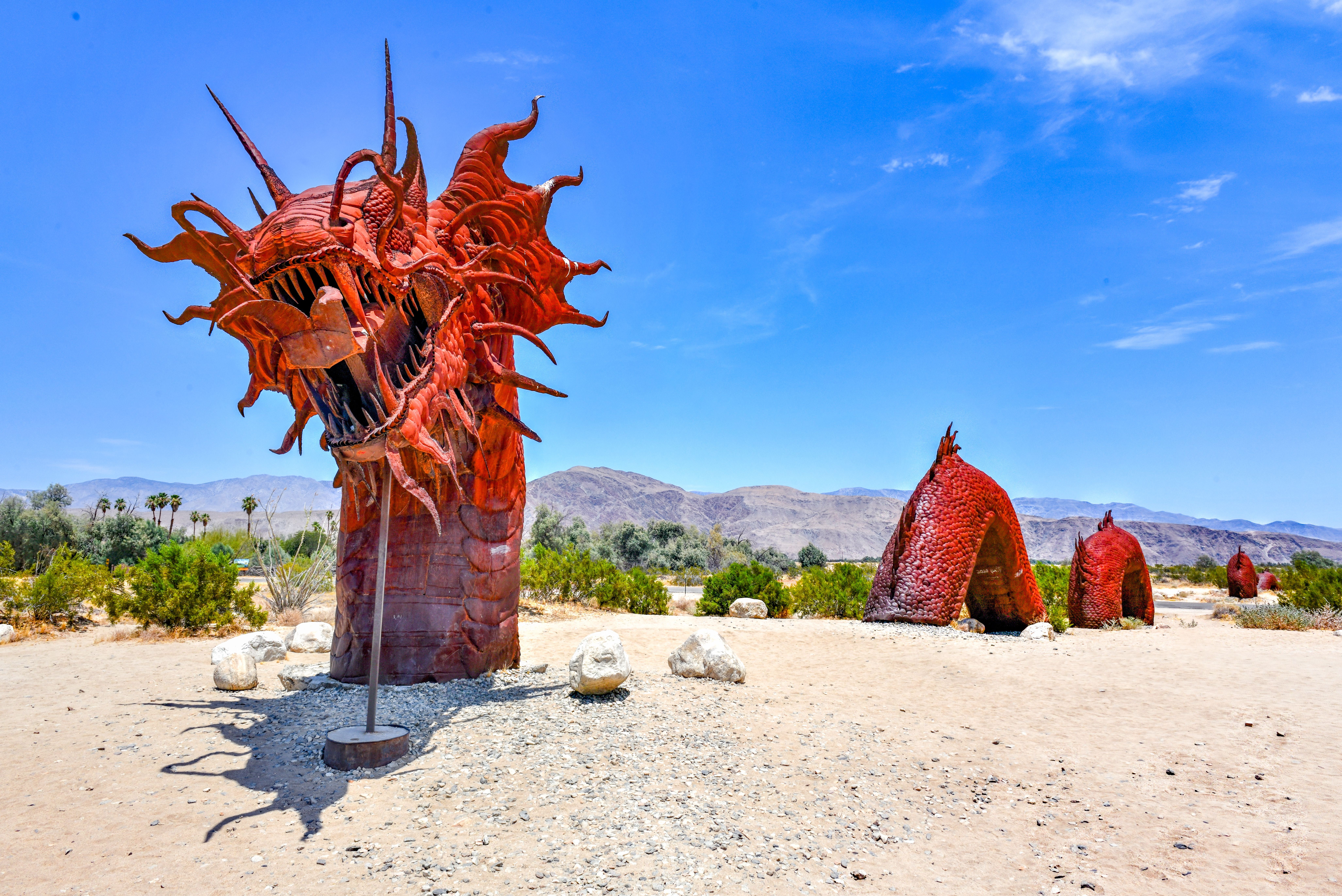 Escultura de metal ao ar livre de uma serpente mítica no Parque Estadual do Deserto de Anza-Borrego