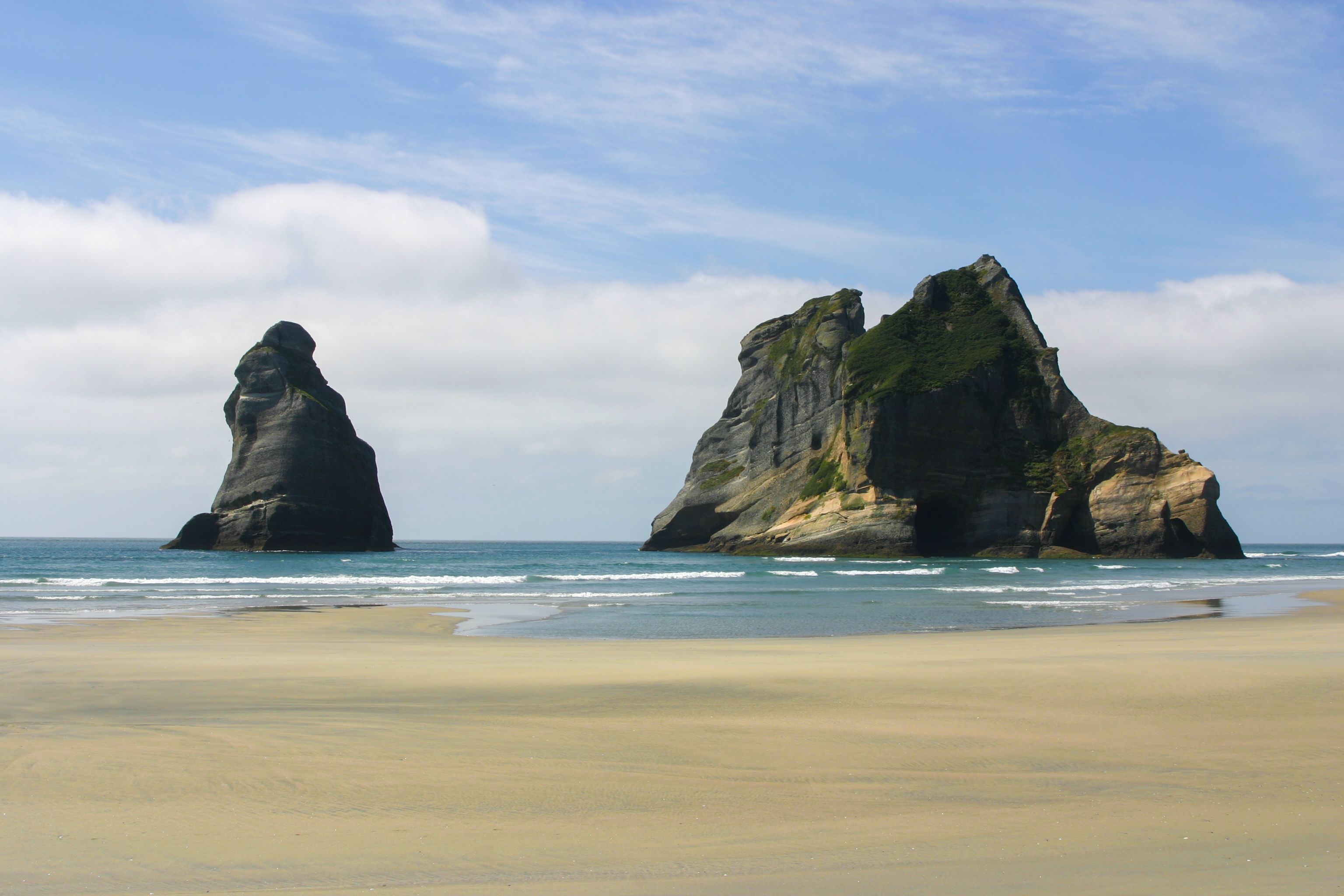 Uma praia no Parque Nacional de Kahurangi, Nova Zelândia