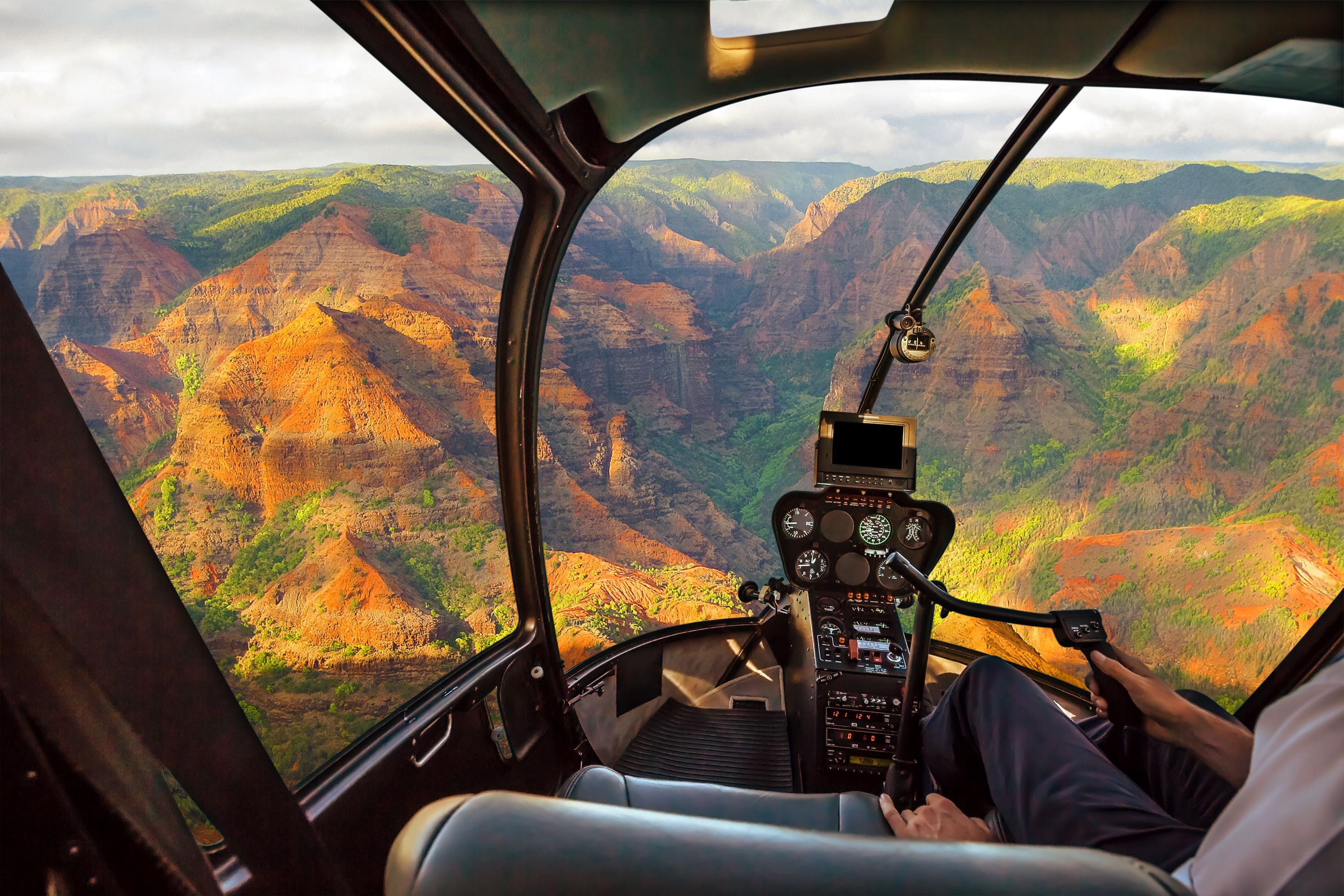 Vista panorâmica do Waimea Canyon State Park de um helicóptero