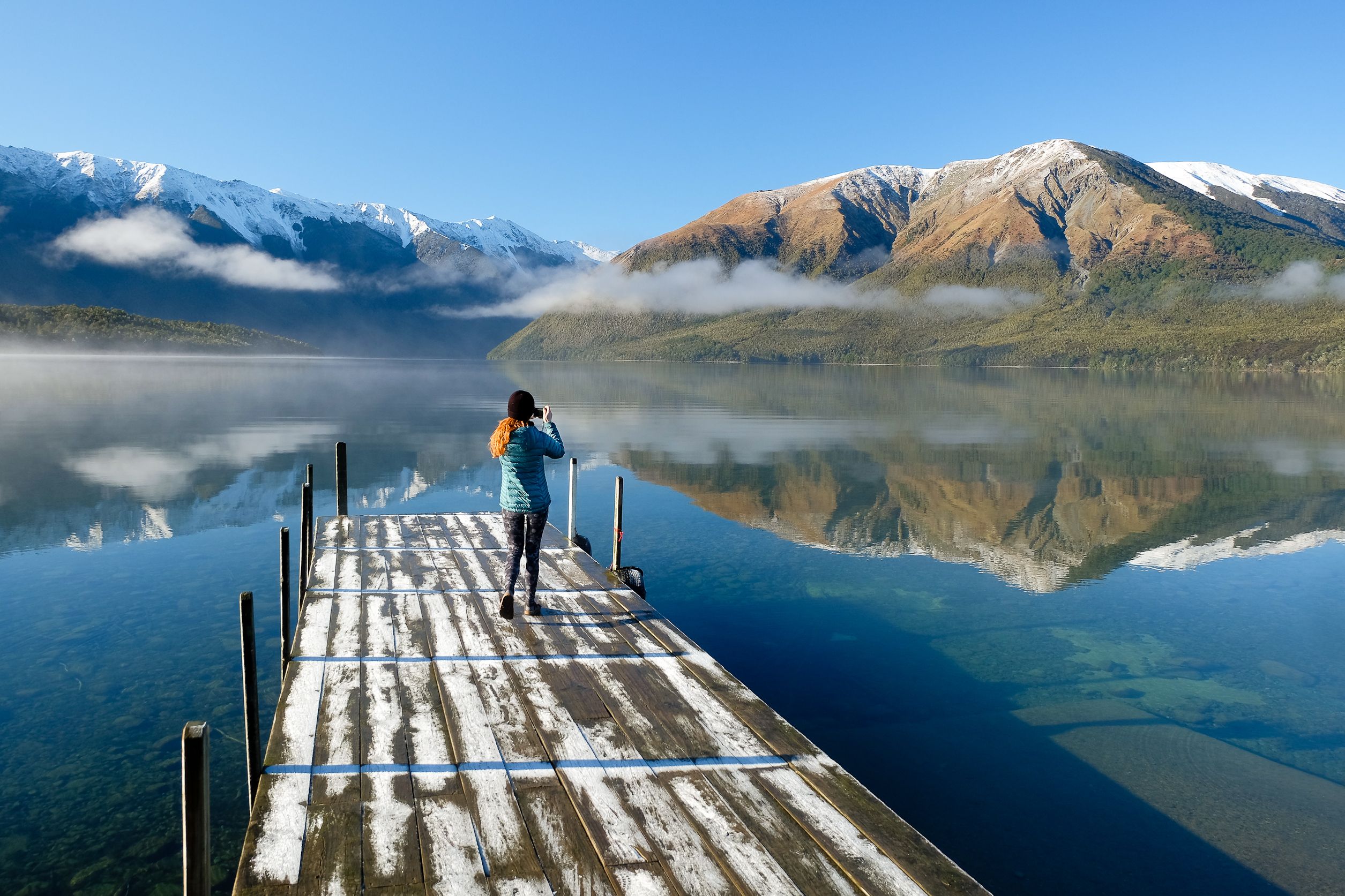 Reflexão das montanhas no Lago Rotoiti no Nelson Lakes National Park, Nova Zelândia